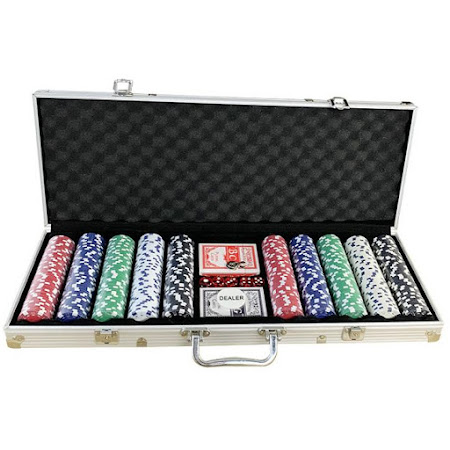 Pokersæt med 500 jetonner, to sæt spillekort og dealerchip.