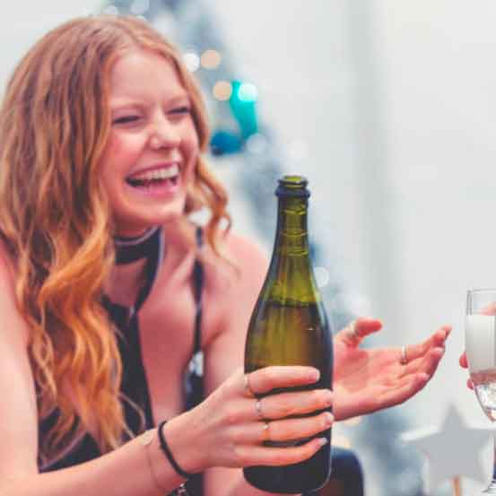 Pige smiler og gør sig klar til Prosecco Pong spil